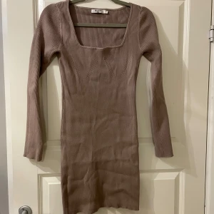Na-kd klänning  - Beige stickad klänning från NA-KD. Använd 1 gång. 