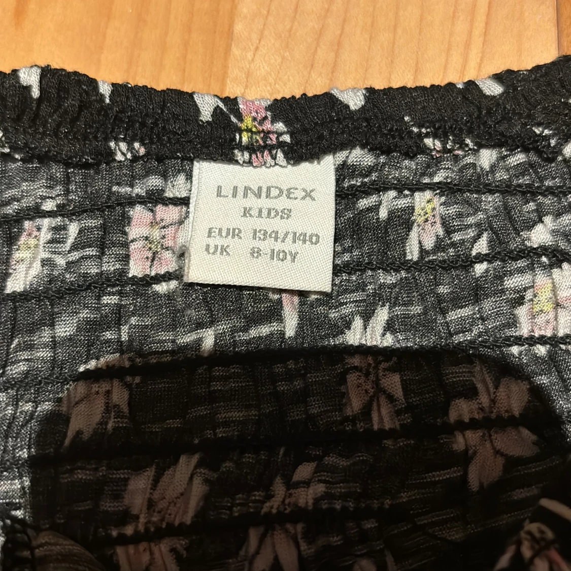 Blommig topp från Lindex  - 91