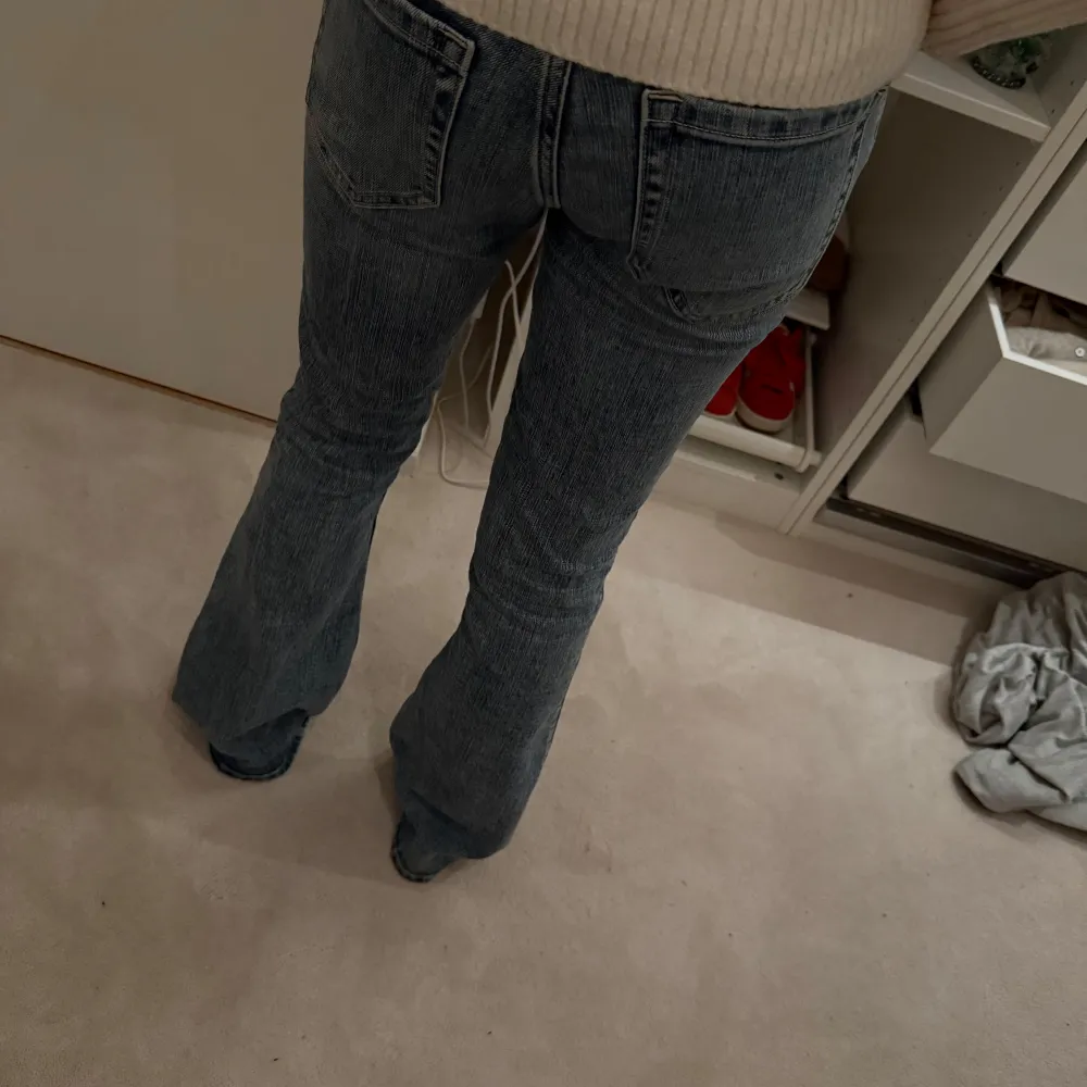 Snygga blå bootcut jeans med klassisk femficksdesign och knappgylf. Perfekta för en avslappnad stil. Använda få gånger och i jättebra skick, pris kan diskuteras. Farkut & Housut.