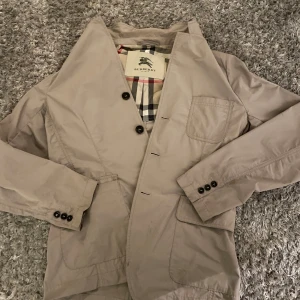 Burberry jacka - Tunn burberry jacka i storlek s/m. 