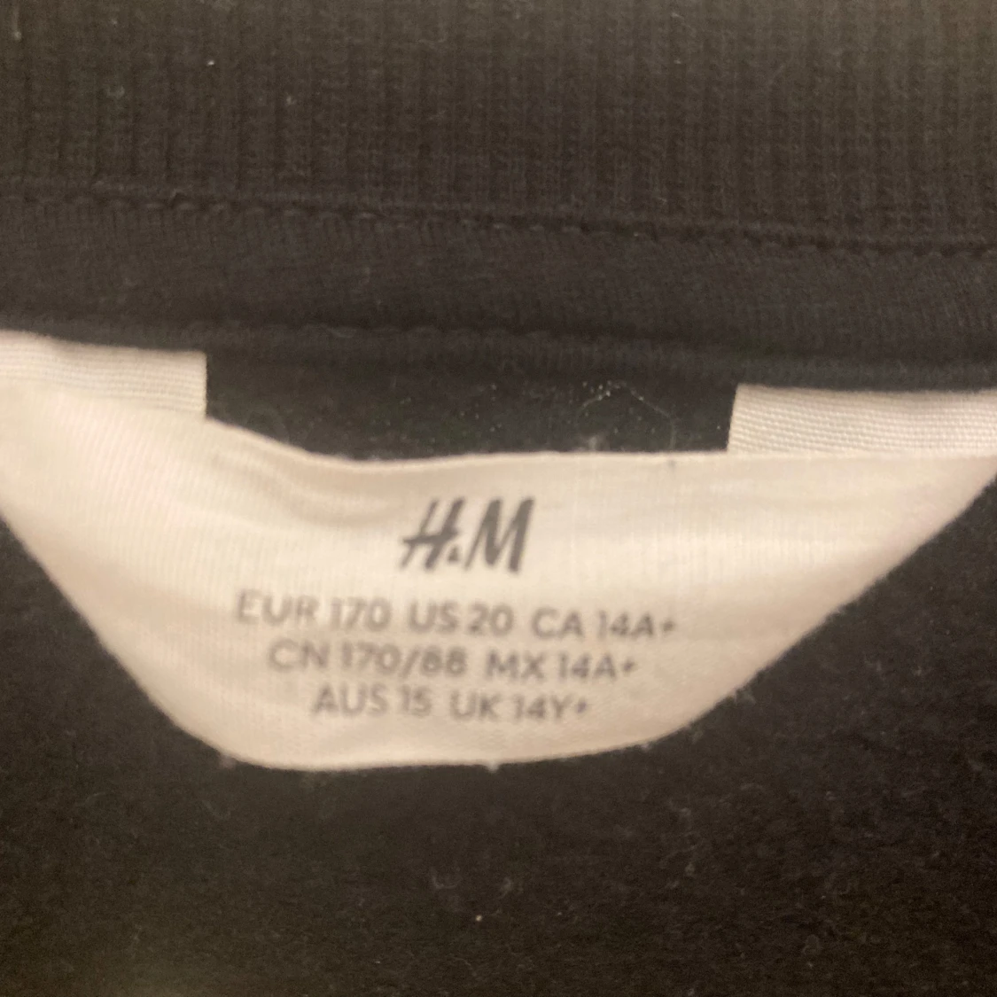 Svart lätt jacka från H&M med hjärtdetaljer - 91