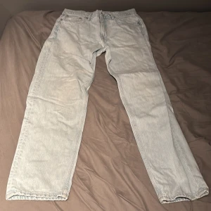 Ljusblå pull&bear jeans - Fint skick utöver några små fläckar längst ner på ena benet som knappt syns storlek 38