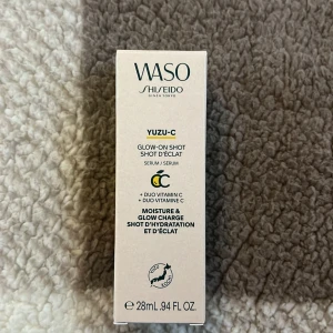 Waso Shiseido Yuzu-C Glow-On Shot Serum - Ord pris. 615:- för 20 ml. Denna innehåller 28 ml. Waso Shiseido Yuzu-C Glow-On Shot är ett serum med fuktgivande japansk yuzu citrus och vitamin C. Den ger en omedelbar lyster och skyddar mot tidiga ålderstecken. 