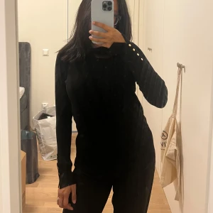 Zara Tröja - Storlek M men passar mig som har S. Skulle säga att den är lite mindre i storlek.