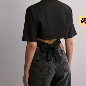 Tröja med knyt i ryggen från Nelly - Intressekoll på denna i S då jag vill ha en mindre storlek så kan även byta mot en likadan i mycket bra skick i strl xs❣️priset är pga jag inte vet om jag vill sälja den än❤️