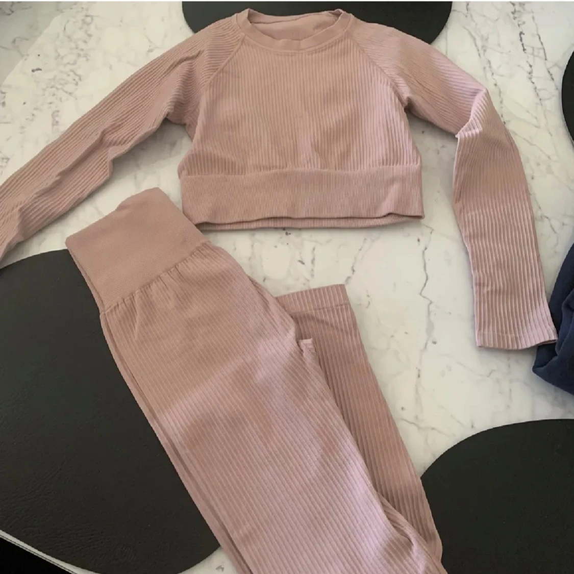 Ljus rosa  ribbad croppad tröja och tights  från SOC - 90