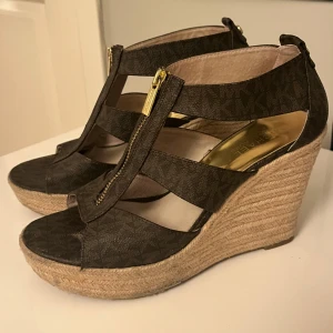 Michael kors skor - Säljer ett par klackskor från michaelkors!