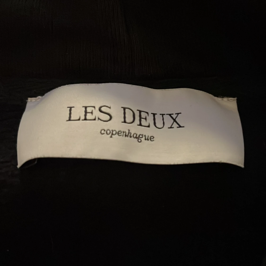 Svart hoodie från Les Deux - 91