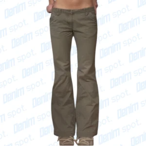 Olivgröna bootcut byxor - Snygga olivgröna bootcut byxor med låg midja 💙 Längd: 87 cm • midjebredd: 39,5 cm •  Innerbenslängd: 72 cm • Lårbredd: 23 cm • benöppning: 26 cm • OBS! Färgen är mest lik passformsbilderna. Modellen är 163 cm • Hör gärna av dig vid frågor💙