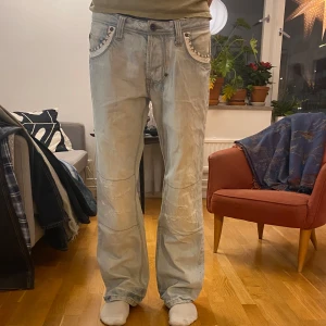 Jeans - Ljusa jeans med vita coola läderdetaljer🌟lite slitage på lädret och nere vid hälarna men inte speciellt märkbart