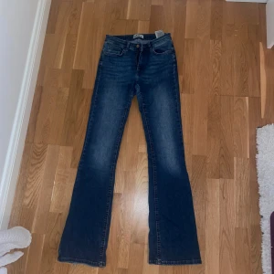 Bootcut jeans från only strl M/34 - Snygga mörkblå bootcut jeans med lite design på bakfickan. Hyfsat använda men fortfarande ett bra skick, dock lite slitna ned till.