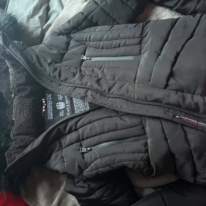 Navahoo jacka - Skitsnygg svart navahoo vinterjacka. Håller värmen jätte bra pga tjockt foder så gosig att ha på sig. Den är jätte praktisk efter som den har många fickor och en jätte fin svart avtagbar fuskpäls luva. Storlek s. På baksidan kan man dra åt och vid luvan med. Säljer pga den är för stor på mig och har då inte kunnat använt så mycket. Jätte bra den är vind avvisande, vindtät,vattentät,vattenavvisande. Passform slimfit. Nypris 1124kr