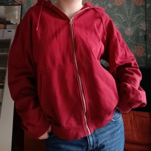Röd zipup hoodie - Supernice röd huvtröja med dragkedja framtill. Klassisk hoodie med luva och fickor. Overzise på mig som brukar ha M🩷
