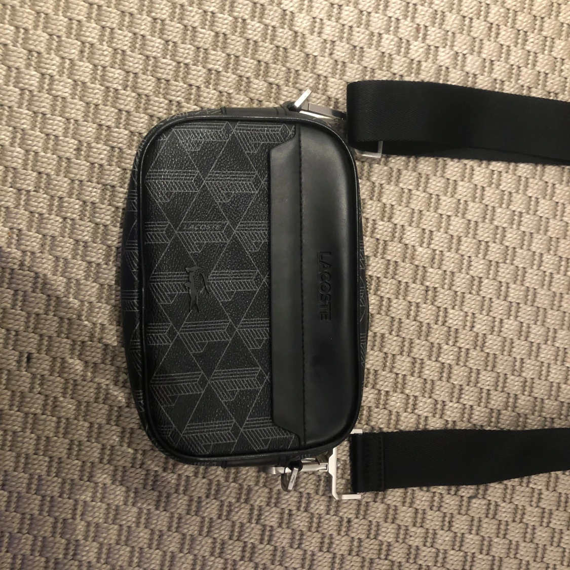 Lacoste axelrems väska  - 90