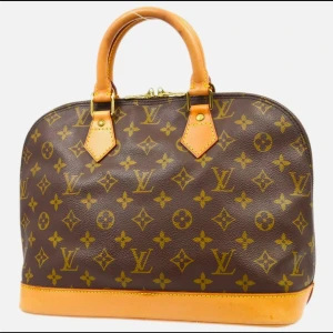 Brun monogram handväska från Louis Vuitton - Vintage Alma PM handväska från Louis Vuitton som är vintage. Skicket är fint men vintage, köpt på auktion i år. Inga hål eller fläckar, bortsett från en ”blödande” söm som syns på bilden. Kan skicka fler bilder. Har serienummer. 