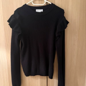 Svart stickad tröja med volang - Superfin svart stickad tröja med volang från Vila i storlek S, mycket fint skick❤️