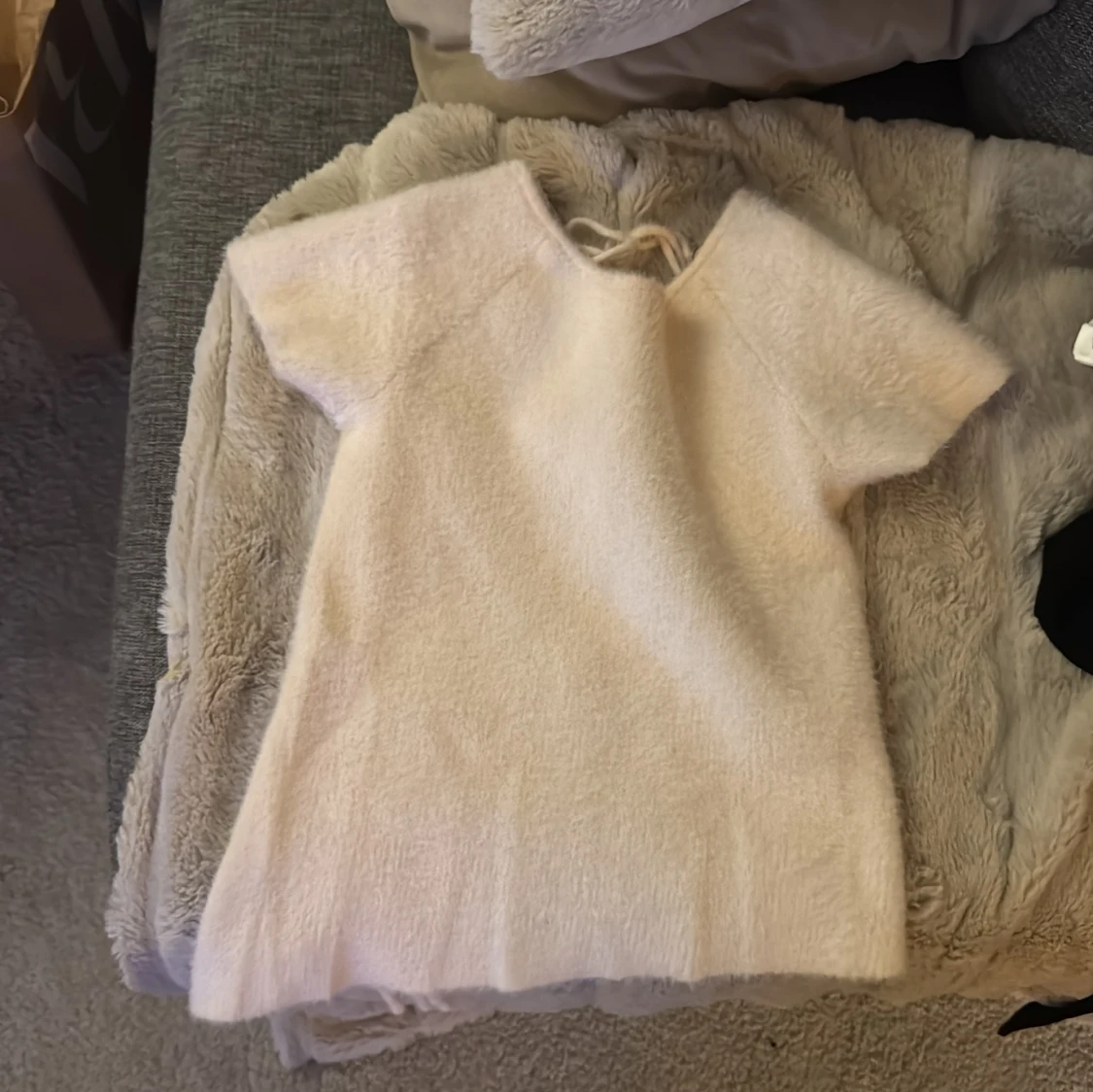 Beige stickad topp med snörning