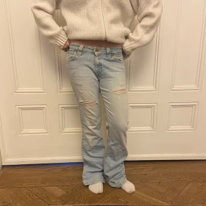 Ljusblå jeans med slitningar - Snygga ljusblå jeans med slitningar på knäna. Dem är jättebekväma och har varit ett par favoriter ett bra tag nu. Köpa på sellpy och kommer från Lee❤️Om fler är intresserade blir det budgivning! 