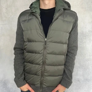 Woolrich cardigan - - Skick 8-10, missfärgningar. Modellen är 180cm lång. 5000kr nypris. Passar perfekt till vår. Mvh FHLN_Shop