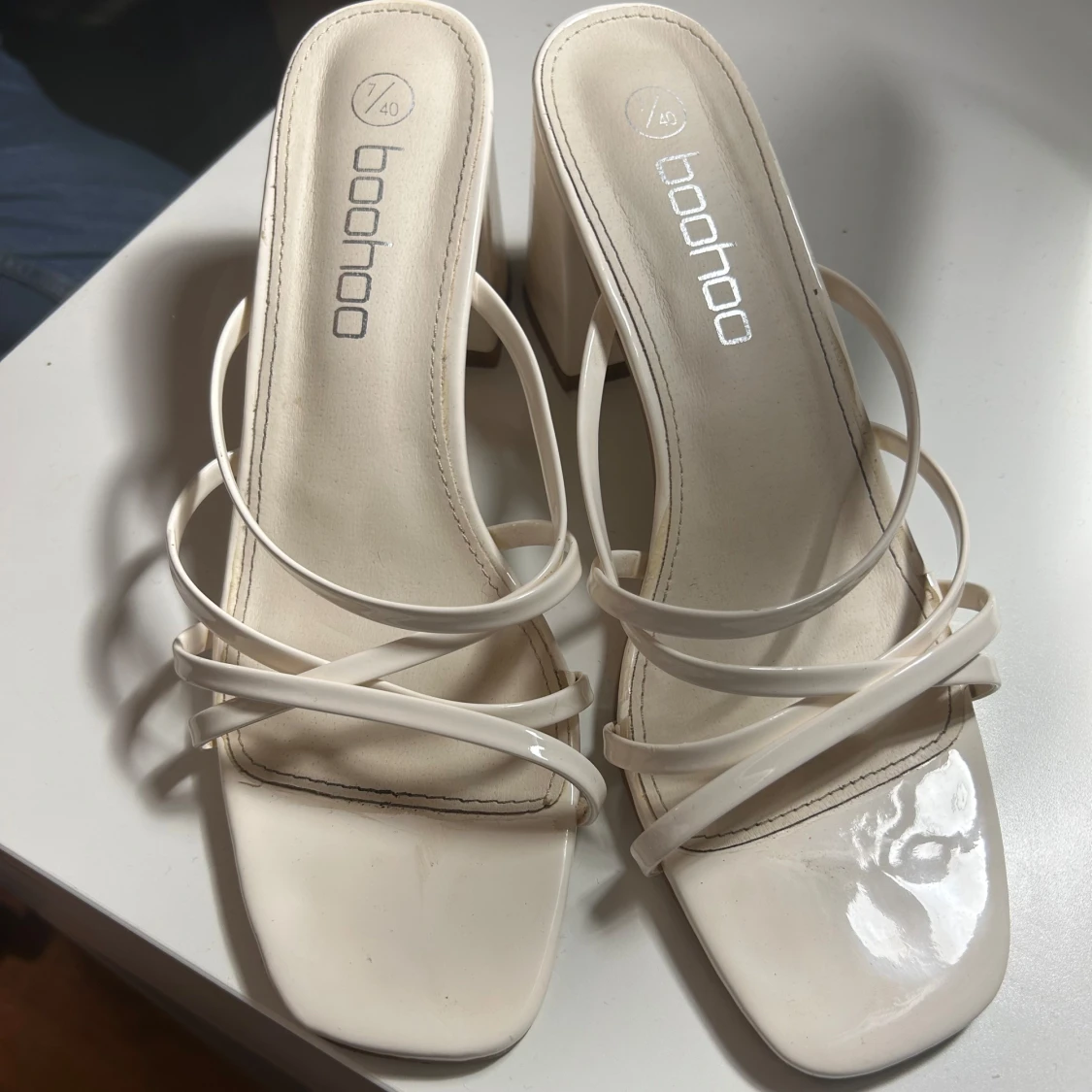 Vita sandaler med klack från Boohoo - 90