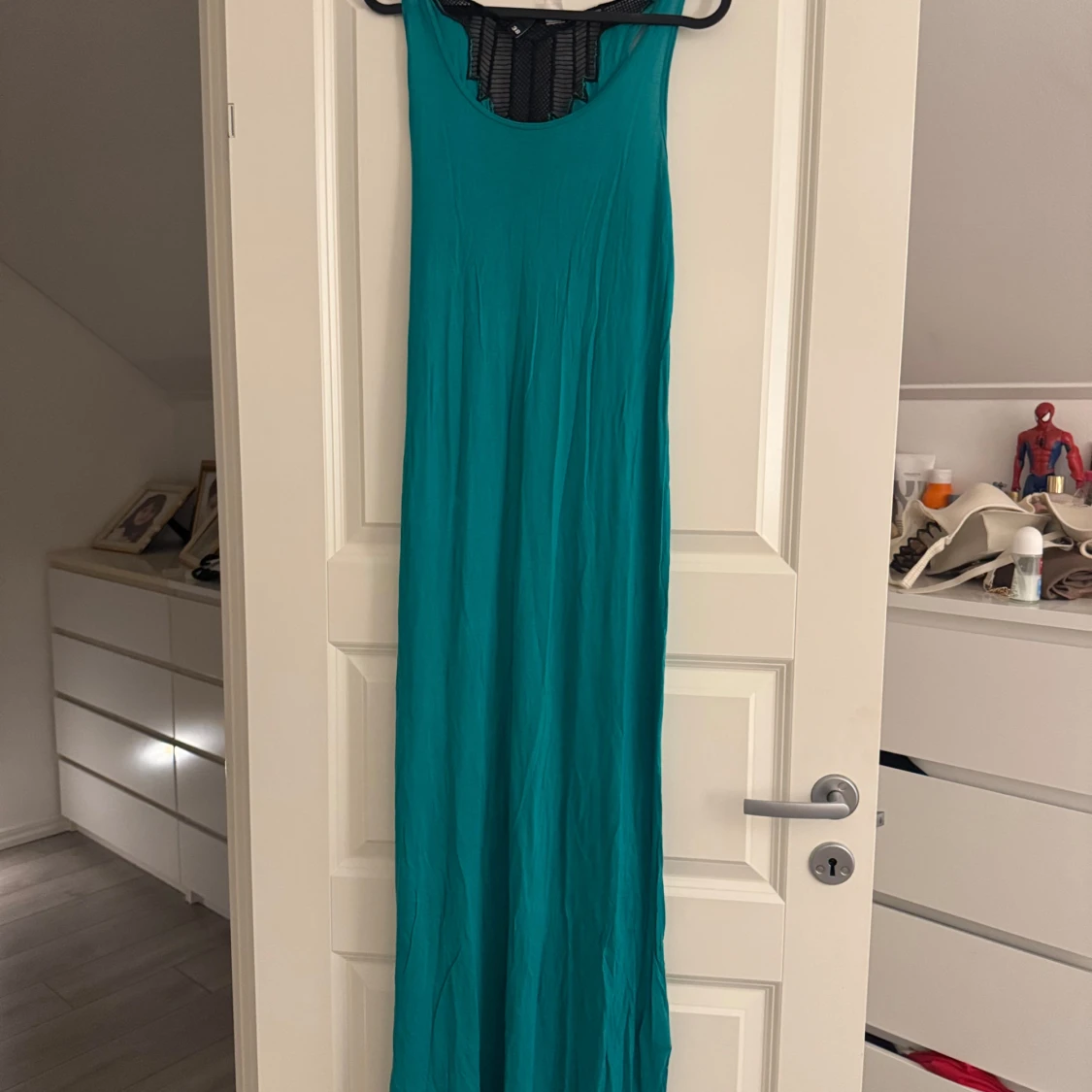 Turkos långklänning med svart spetsdetalj - 91