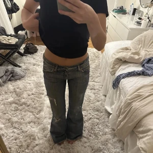 Slitna jeans - Säljer dessa lågmidjade jeans med bootcut och slitningar. OBS! Bilderna är från den tidigare säljaren och jag har sytt upp jeansen för att passa någon som är 160 cm lång💕