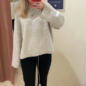 Gina Tricot stickad tröja - Super fin stickad tröja, den gamla modellen som är populär men inte säljs längre💞den nya modellen har heller inte denna färg vilket för den mer unik!