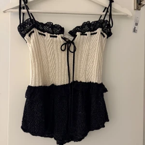 Zara topp - En svart och beige topp från zara i stickad material. Storlek S passar mig som brukar ha xs eller xxs. Knyts båda armarna och på tröjan. Inga skador på plagget.
