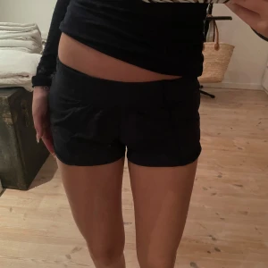 Lululemon shorts - Mina älskade lululemon shorts är nu till salu! De är mörkblå men ser mer svarta ut på bilden så man tänker på det💙 De är köpta för ca 600kr så tänker halva priset!🥰