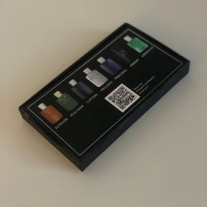 Parfymset från Parfums de Marly PDM - Upptäck ett exklusivt parfymset från Parfums de Marly med sju olika dofter: Althair, Haltane, Layton, Pegasus, Percival, Herod och Greenley. Varje flaska är elegant designad och perfekt för att prova olika dofter. Perfekt för parfymälskare som vill utforska lyxiga dofter. Helt ny endast ett testsprut på var sample. Varje flaska 1,5ml.