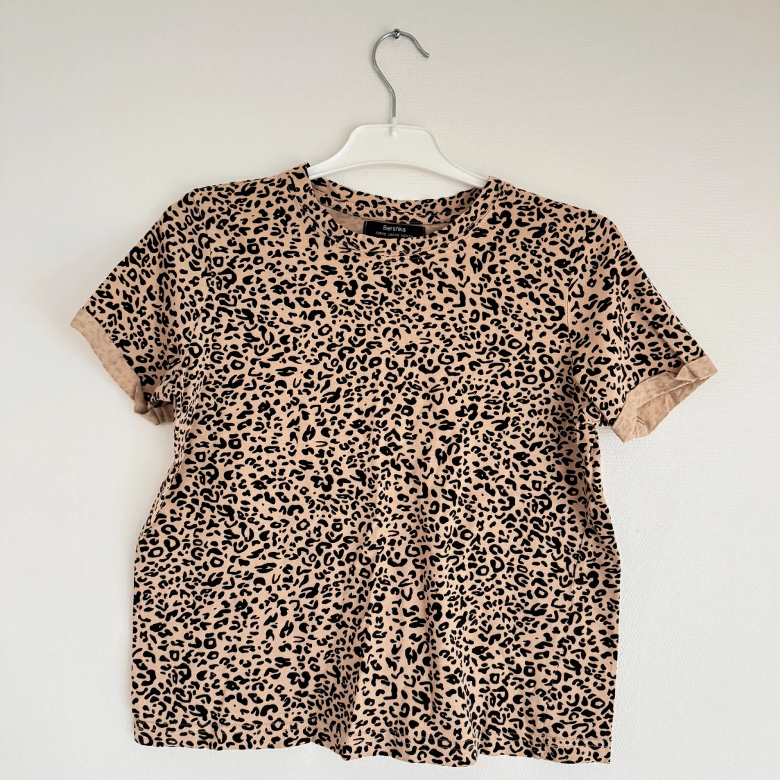 Leopardmönstrad t-shirt från Bershka