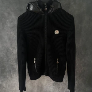 MONCLER CARDIGAN - - Markadens fetaste cardigan från Moncler - Backpadded - väldigt fint skick - självklart äkta - Size L men sitter som M - vid funderingar tveka inte på att höra av dig! / Deluxecloset