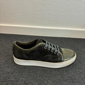 Lanvin cap toe  - Snygga gröna sneakers i mocka med glänsande lackdetaljer på tån. Bara skriva om funderingar mm. Pris kan diskuteras vid smidig och snabb affär 🤝