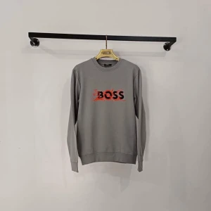 Hugo Boss tröja - Insta: dripshop_swe ———————————— Kön: 🧔‍♂️ ———————————— S, M, L, XL, XXL ———————————— Pris: 499kr  ———————————— Alla tillbehör medföljer 🛍 ———————————— Möts i Skåne Fraktar runt Sverige(1-2 dagar)