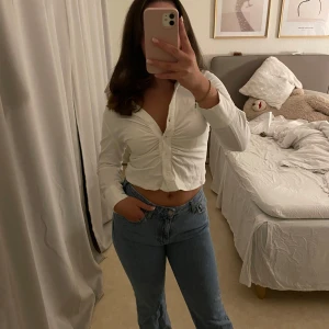 Low waist jeans  - Säljer low waist jeans från Bikbok pågrund av att de ej kommer till användning längre. Jeansen är i storlek S 