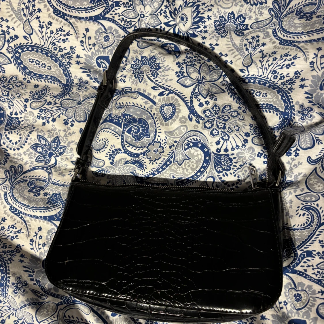 Svart axelväska med krokodilmönster