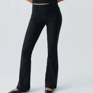 Svarta bootcut byxor - Lågmidjade bootcut kostymbyxor från Gina! Slutsålda på hemsidan, oanvända!