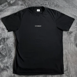 Cp company t-shirt - Cp company t-shirt i väldigt bra skick i storlek L. Skick 9/10. Nypris 1200. Pris går att diskutera 
