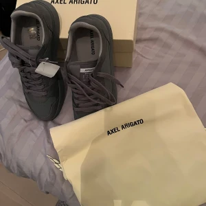 Axel arigato skor - Helt nya oanvända axel arigato skor, fick dem i present så vill sälja vidare. Nypris på dem är 2400. ÄKTA!