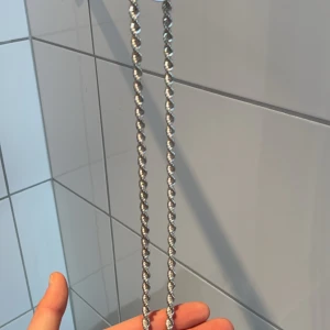 Äkta Silver Cordell Halsband (925 Stämpel) 6mm - 60CM - Denna silver cordell halsband är 6mm bred och 60cm lång. Den är ganska ny och jag säljer den för att jag vill köpa en annan. Den köptes för 3499kr. Det är äkta silver med 925 stämpel.