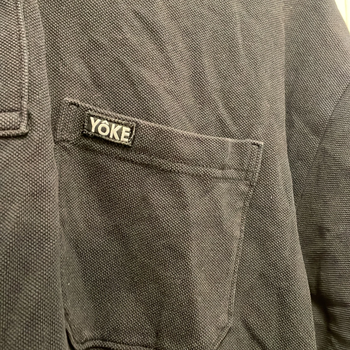 Svart pikétröja från Yoke - 90