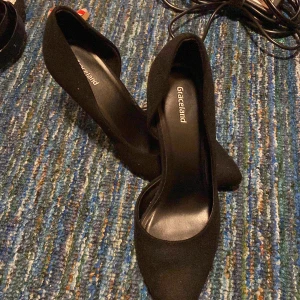 Svarta pumps från Graceland - Eleganta svarta pumps från Graceland med spetsig tå och klack. Perfekta för en stilren look.