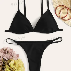Svart bikini  - Snygg svart bikini från SHEIN med triangelformad topp och smala axelband. Perfekt för en dag på stranden eller vid poolen. Enkel och stilren design som passar alla tillfällen. Aldrig använd