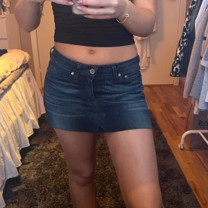 Levis jeanskjol - Egensydd jeanskjol från ett par Levis jeans. Fin mörkblå färg! Skicka för mer bilder på hur jag sytt! Hör gärna av dig innan du trycker på Köp nu! 💛