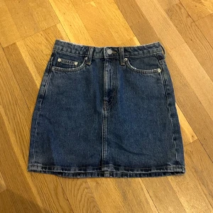 Blå jeanskjol från Weekday - En väldigt snygg, blå jeanskjol som knappt är använd.