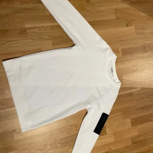 Vit sweatshirt från warp - Säljer en stilren vit långärmad tröja från warp.