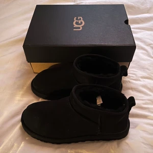 Ugg Classic Ultra Mini  - Säljer nu dessa Uggs ultra mini. Skorna är endast använda entalgånger vilket har behållt de i väldigt bra skick. Originalbox medföljer även. Vid frågor, bud och annat är det bara att kontakta mig! 