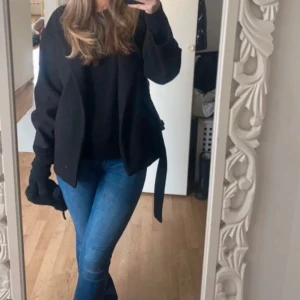 Svart Kappa - Snygg svart kappa från Missäy med band. Den har använts en del därav noprig, men inga större defekter. Storlek S säljer direkt för 199kr via köp nu💞💞