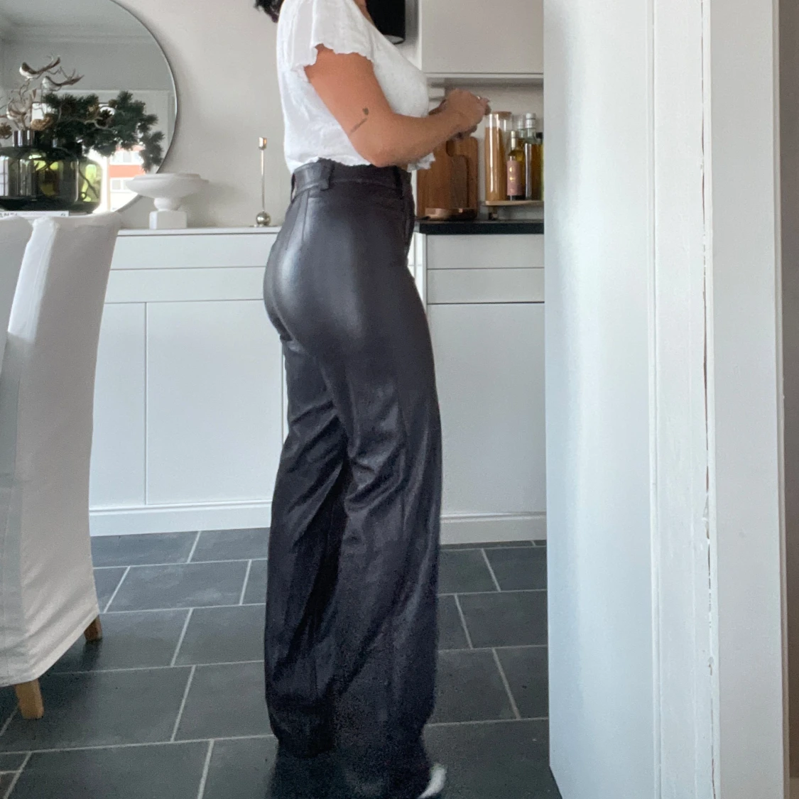 Mörklila skinnbyxor med pressveck  - 90