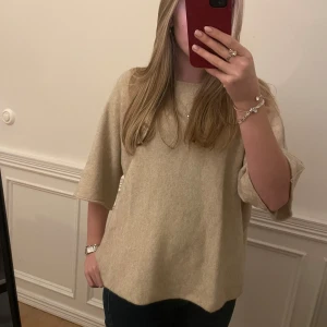 Beige tröja med trekvartsärm - Säljer en beige tröja med trekvartsärm. Supersnygg och trendig💕